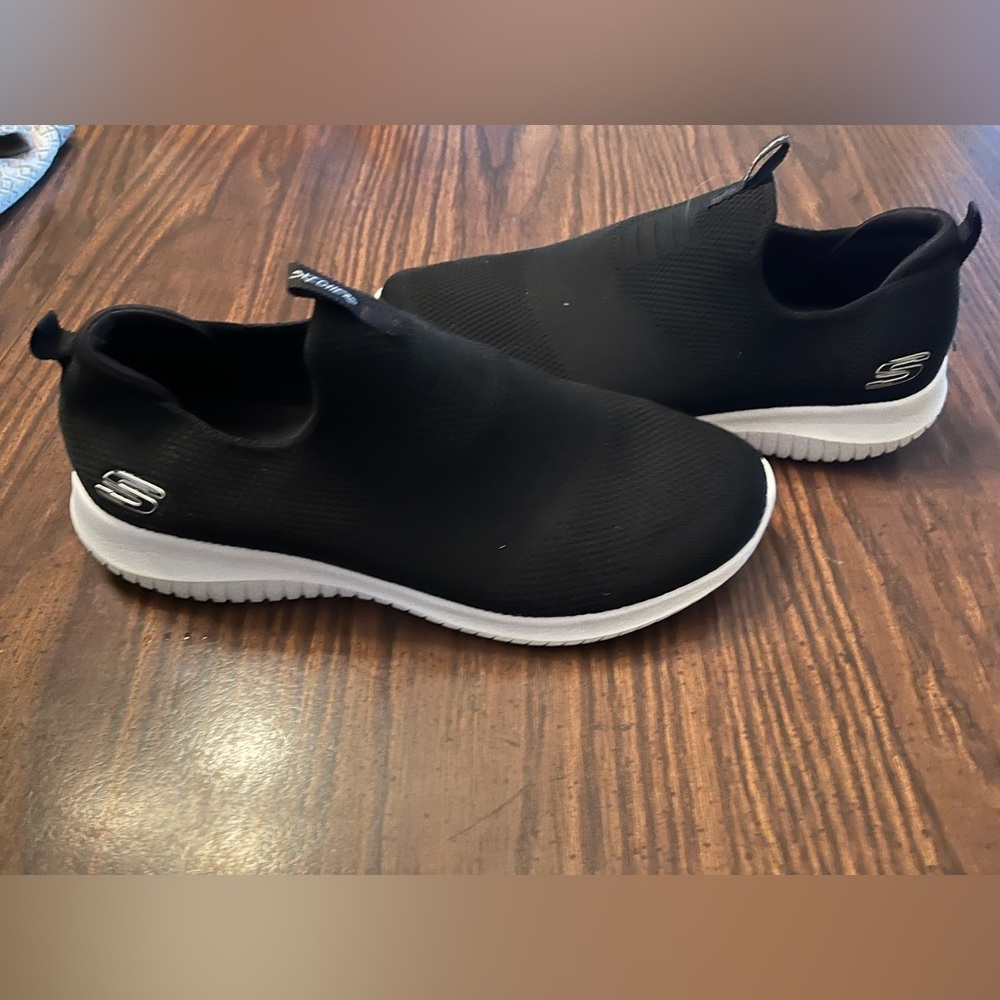 SKETCHERS air cooled memory foam slip ons! Womens 9 BARELY WORN